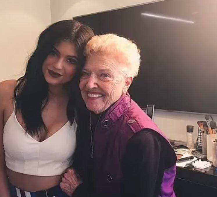 Preminula je baka Kylie Jenner