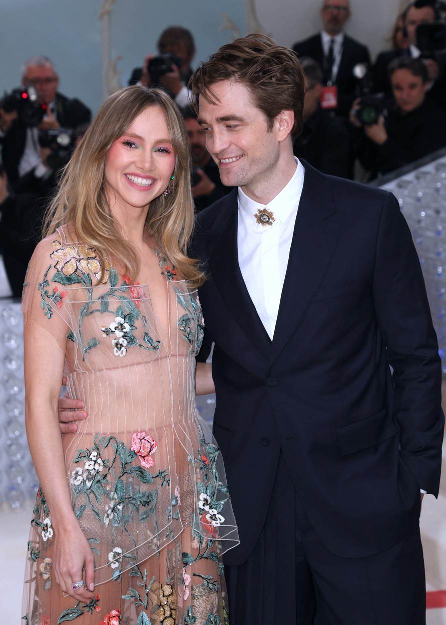 Robert Pattinson i Suki Waterhouse na Met Gali 2023. godine