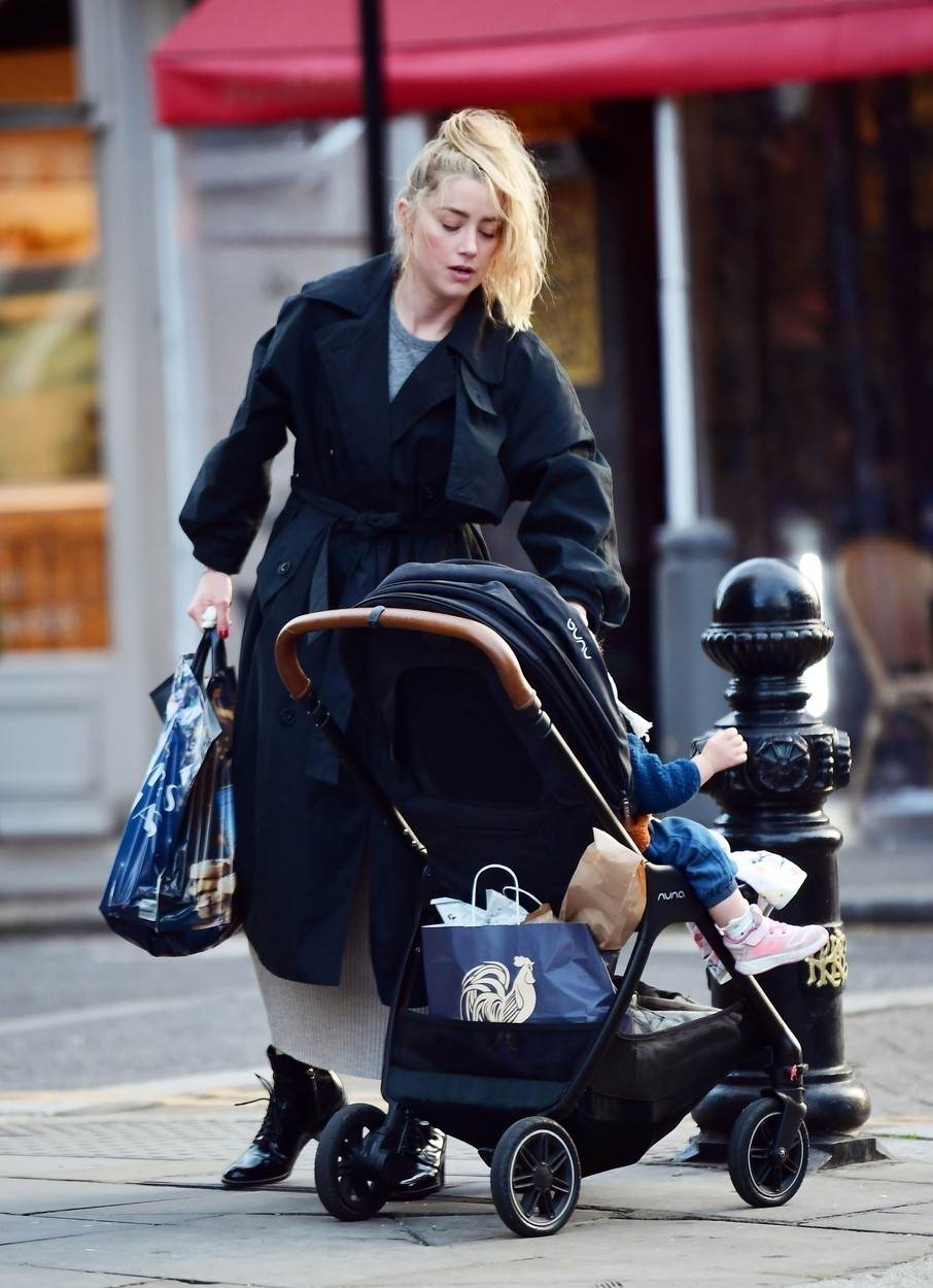 Amber Heard s kćerkom u Londonu