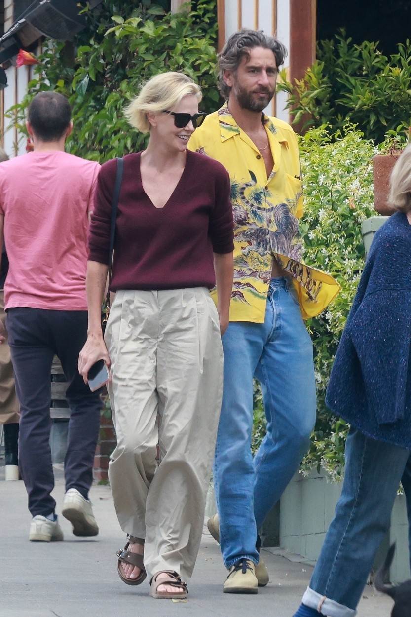 Charlize Theron i Alex Dimitrijevic zajedno u šetnji