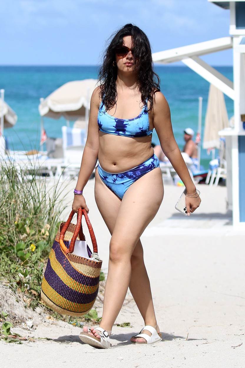 Camila Cabello u kupaćem kostimu na plaži