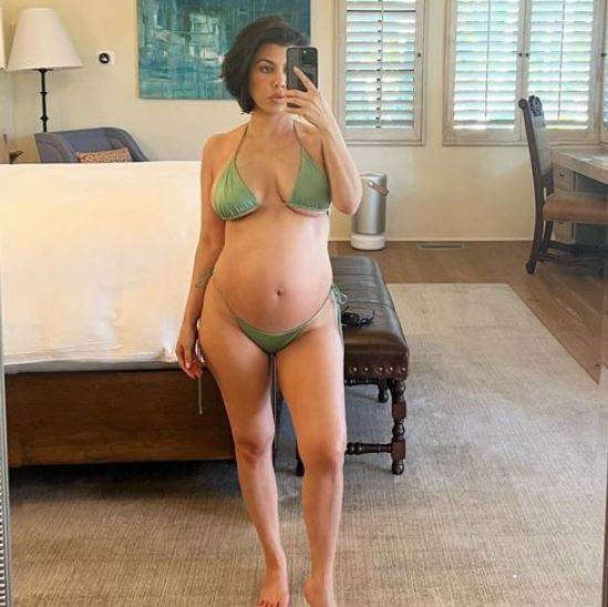 Kourtney Kardashian pokazala trudnički trbuh