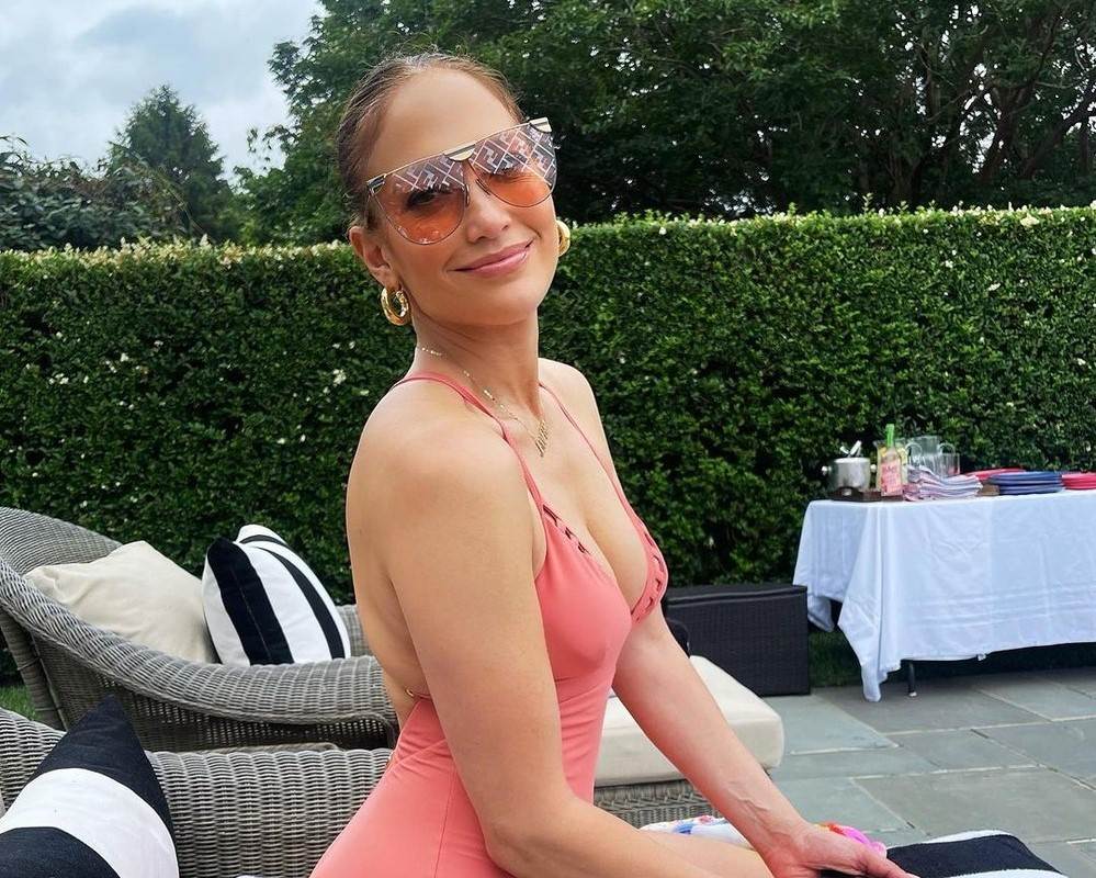 Jennifer Lopez ružičasti kupaći kostim