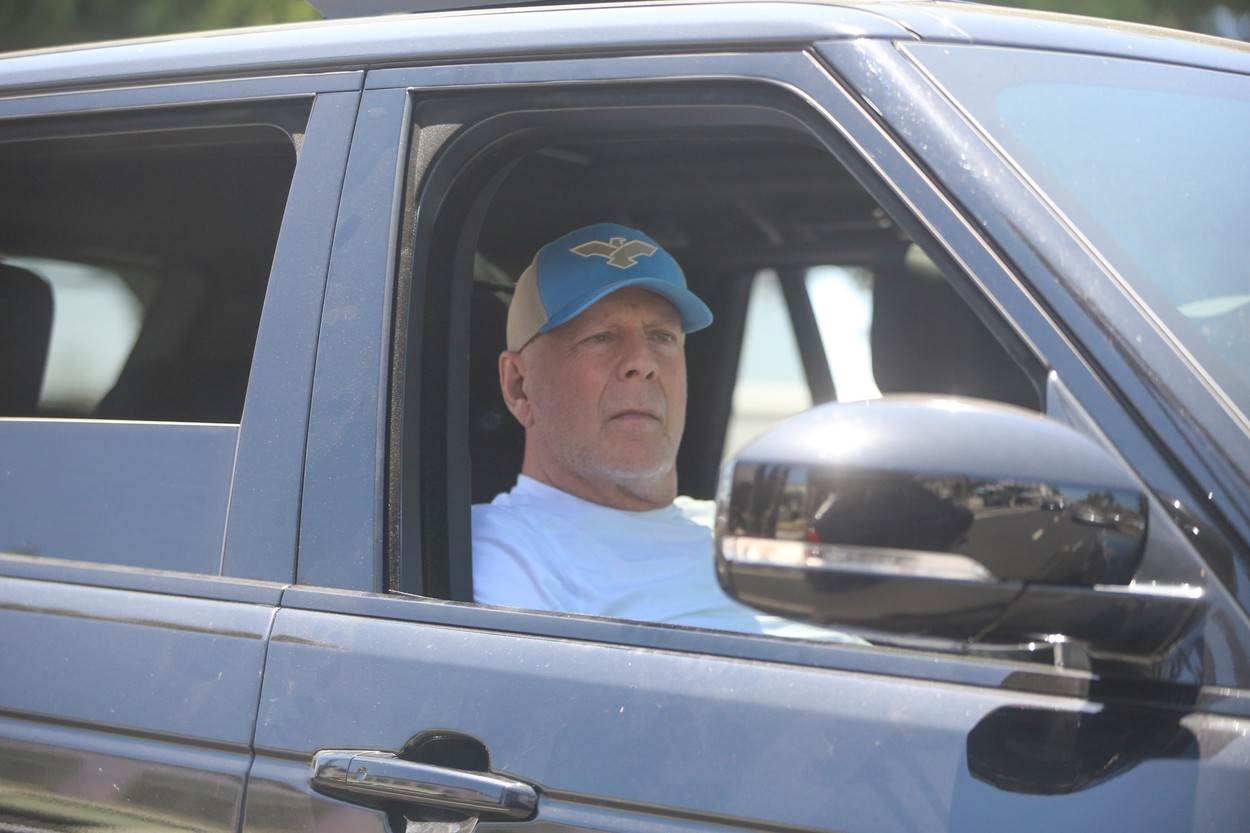 Glumac Bruce Willis u vožnji s prijateljem.