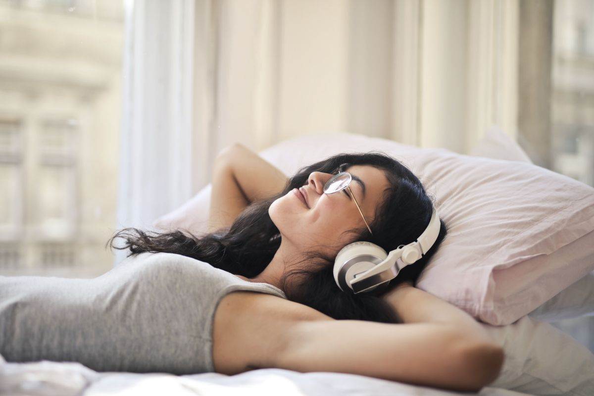žena sluša glazbu