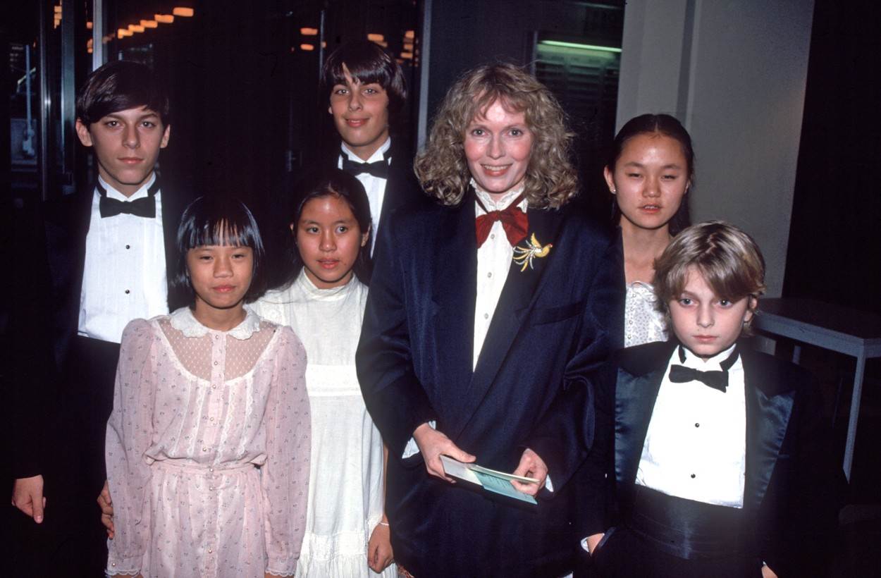 Mia Farrow i njezino šestero djece.