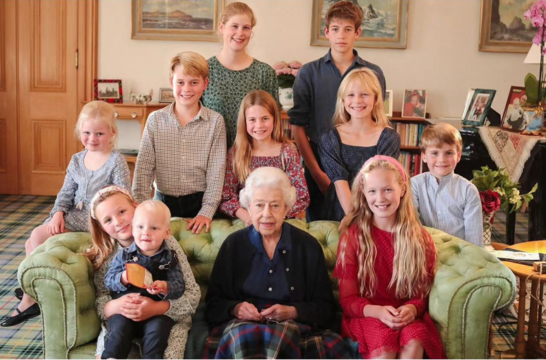 Kraljica Elizabeta s praunucima
