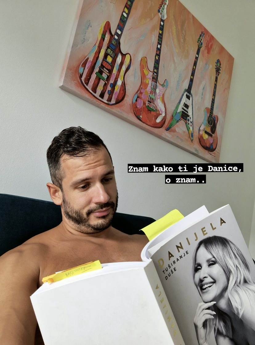 Boris Rogoznica čita knjigu Danijele Martinović.