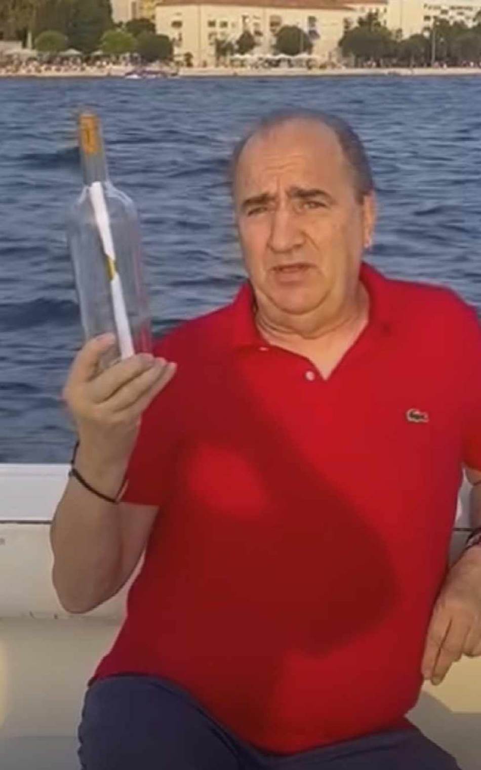 Mladen Grdović bacao je boce u more.