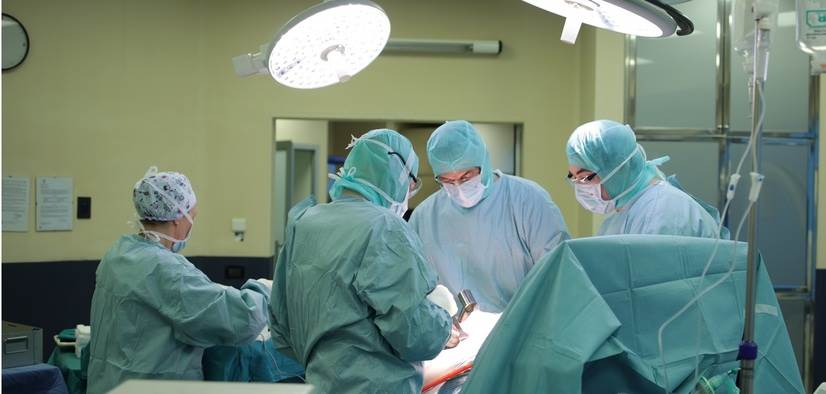 Doktor Miškulin tijekom operacije.jpg