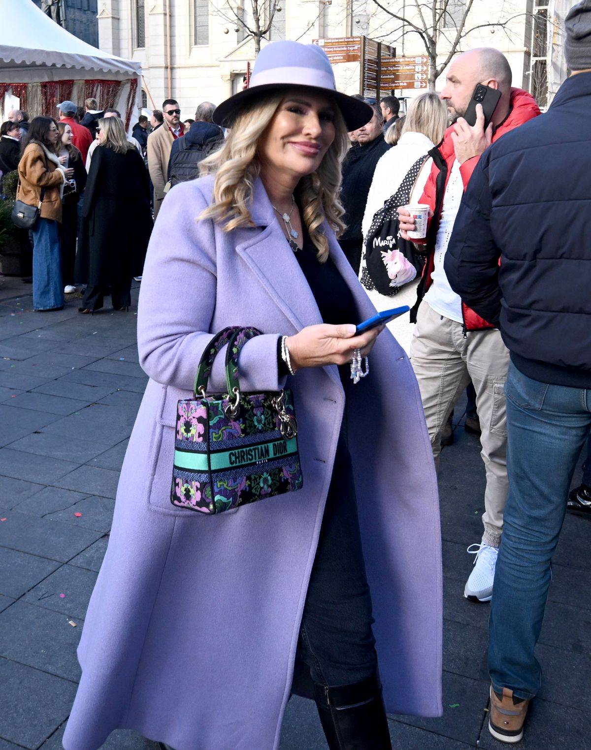Iva Todorić na špici u ljubičastom kaputu i šeširu Story