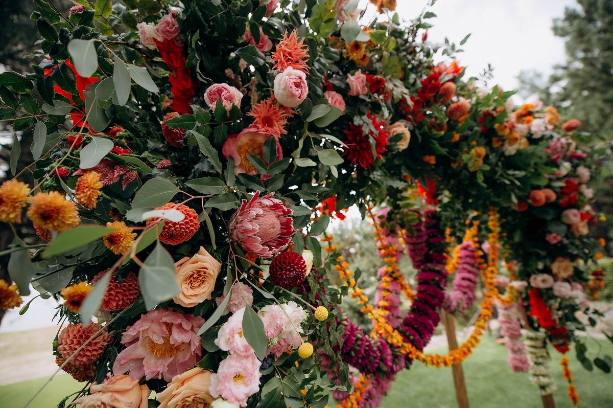 cvjetne dekoracije trendovi za vjenčanja 2024.