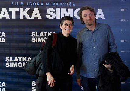 Maja Sever i suprug na premijeri.