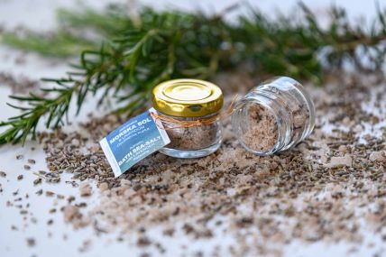 Jadranska morska sol s lavandom, proizvod Miomirisnog otočkog vrta Mali Lošinj, prekrasna je uspomena na taj čaroban otok.jpg
