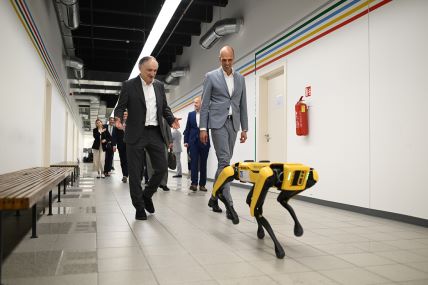 prof. dr. sc. Zdenko Tonković, dr. sc. Daniel Tomić; ispred robot Spot