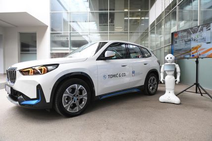 BMW iX1 xDrive30 i robot Pepper