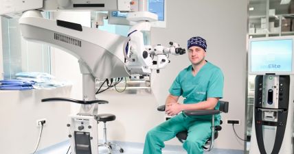 dr. Krešimir Gabrić u operacijskoj sali.jpg