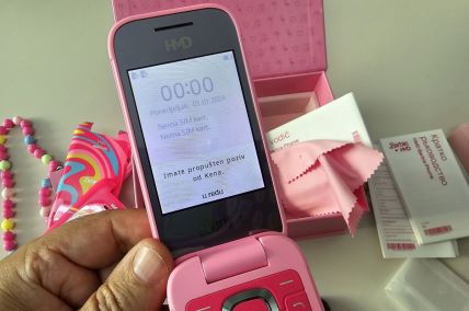 HMD Barbie Phone (4).jpg