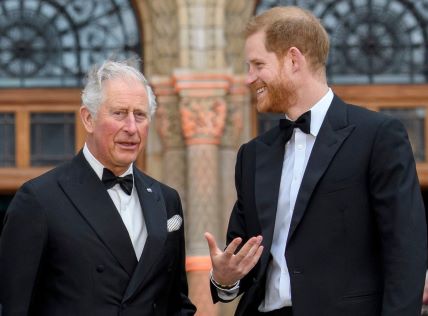 Kralj Charles III. i njegov sin princ Harry