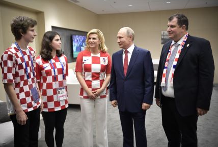 Kolinda Grabar Kitarović sa suprugom Jakovom, djecom Katarinom i Lukom i Vladimirom Putinom