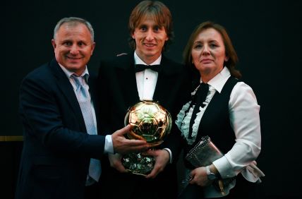 Luka Modrić i roditelji.jpg