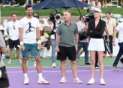 Novak Ðokovic u zagrljaju Charlize Theron