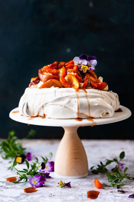 pavlova torta od bjelanjaka, slatkog vrhnja i voće