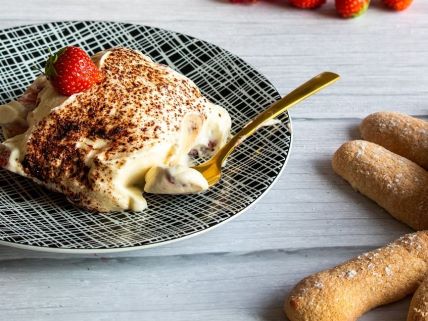 Tiramisu s jagodama i kokosom