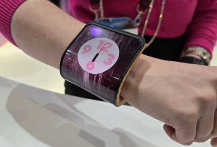 Motorola MWC24 Barcelona adaptivni sklopivi telefon (1).jpg