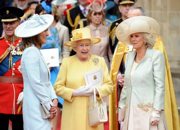 FIZIČKI OKRŠAJ Camilla nasrnula na kraljicu i uhvatila ju za vrat