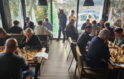 Šahovski turnir u restoranu Botanist.jpg