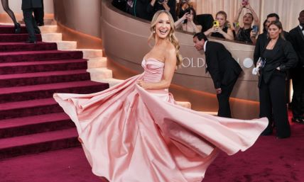 Golden Globes 2026 Nikki Glaser