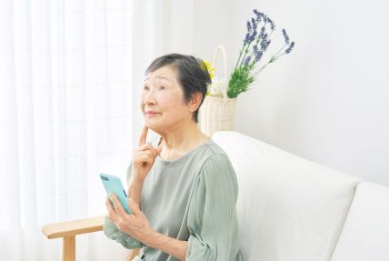 Kineskinja stara žena Kina pametni telefon shutterstock_2237254065.jpg