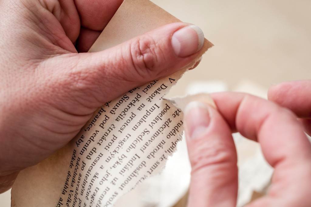 Orginalno i jednostavno: ukrasite pisanice novinskim papirom