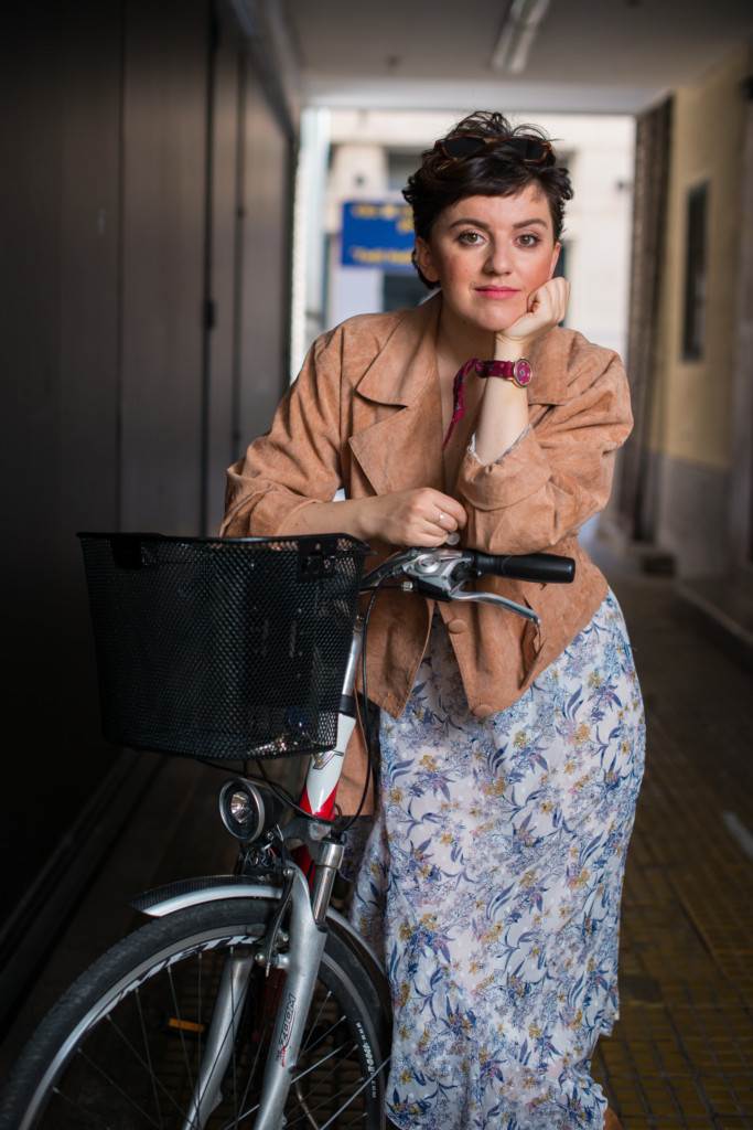Poznate domaće damice na biciklima u gradu