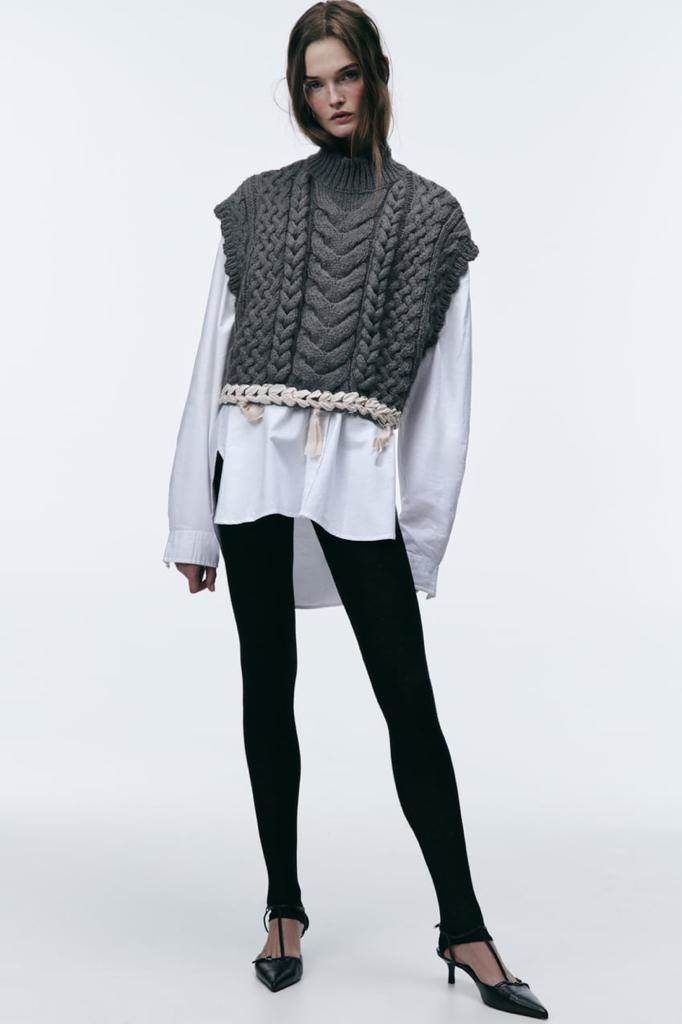 Pleteni prsluk s isprepletenim motivima.