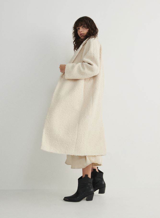 Kaput od umjetnog ovčjeg runa/ Reserved/49,99 EUR