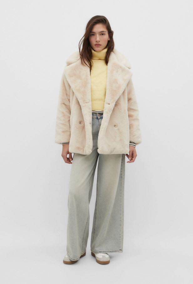 Kaput od umjetnog krzna/ Stradivarius/49,99 EUR