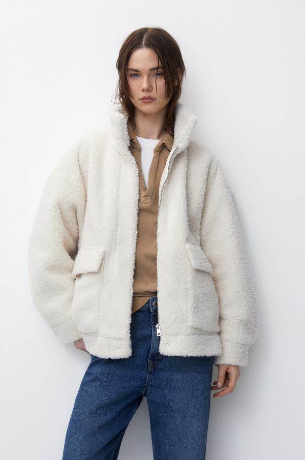 Faux shearling jacket with pockets/Pull&Bear/45,99 EUR