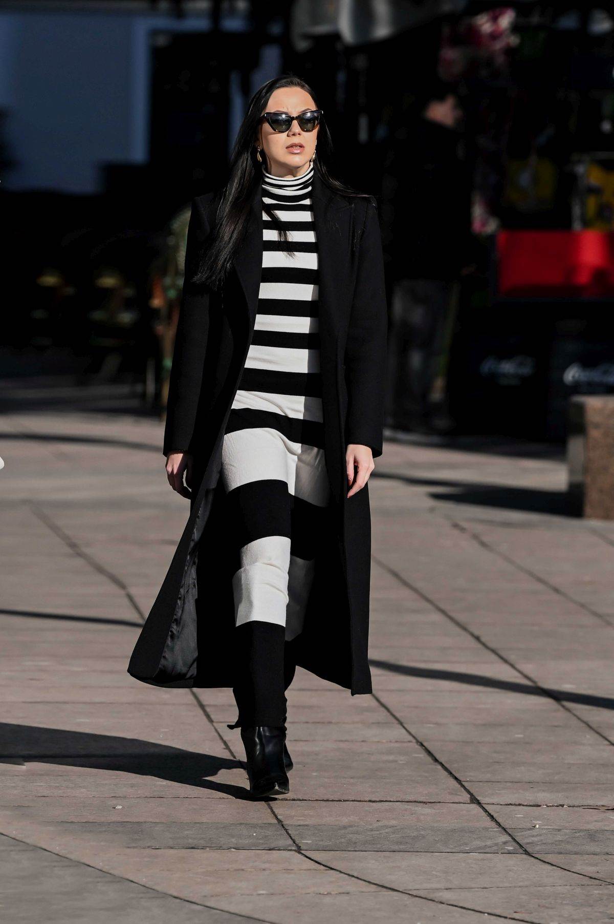 Dama na špici s Balmain torbom i Via Roma čizmama