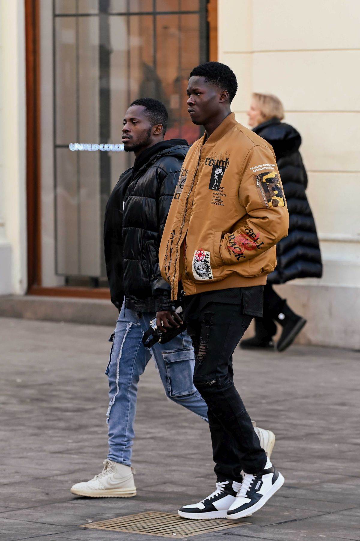 Dama na špici s Balmain torbom i Via Roma čizmama