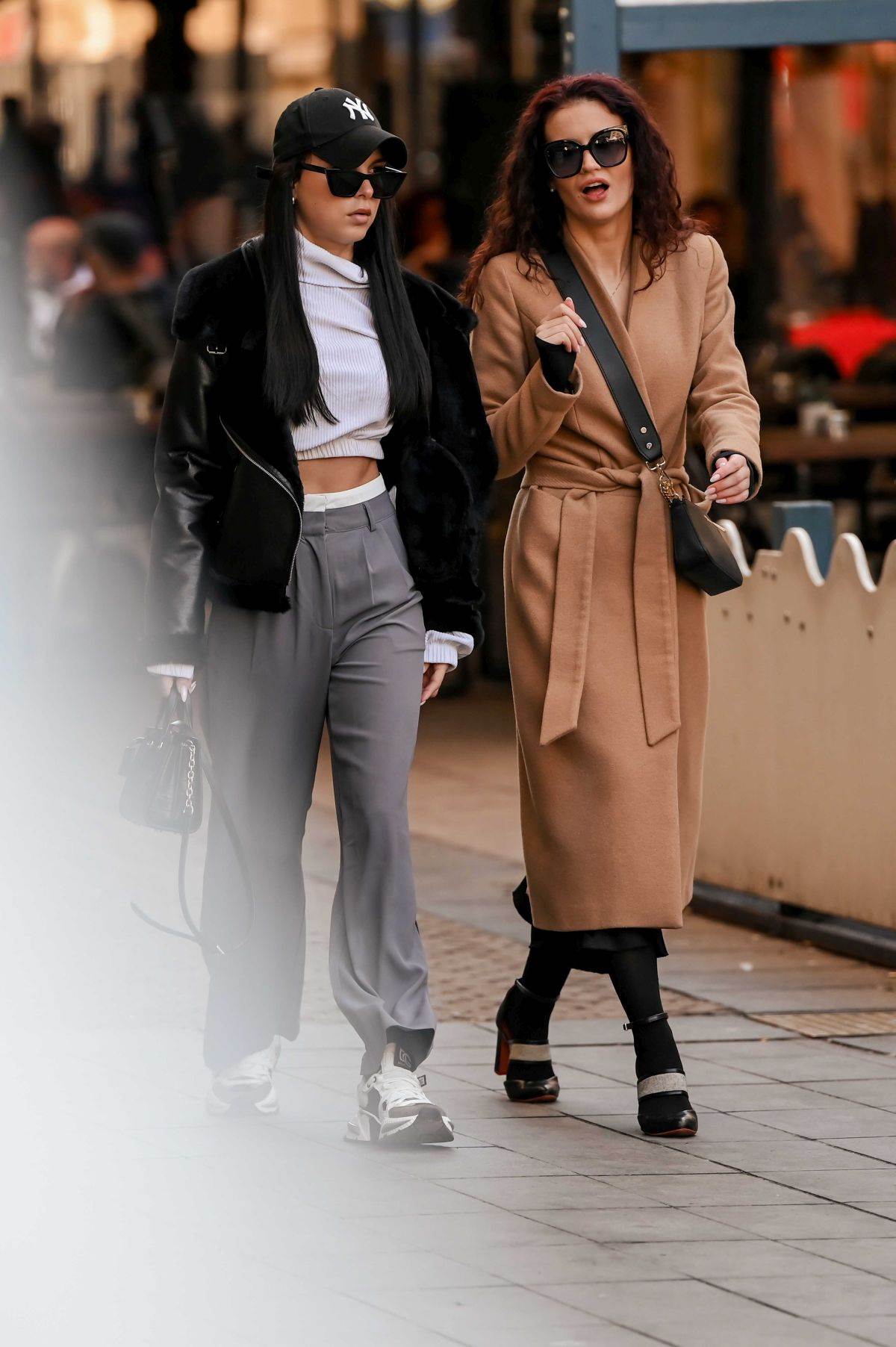 Dama na špici s Balmain torbom i Via Roma čizmama