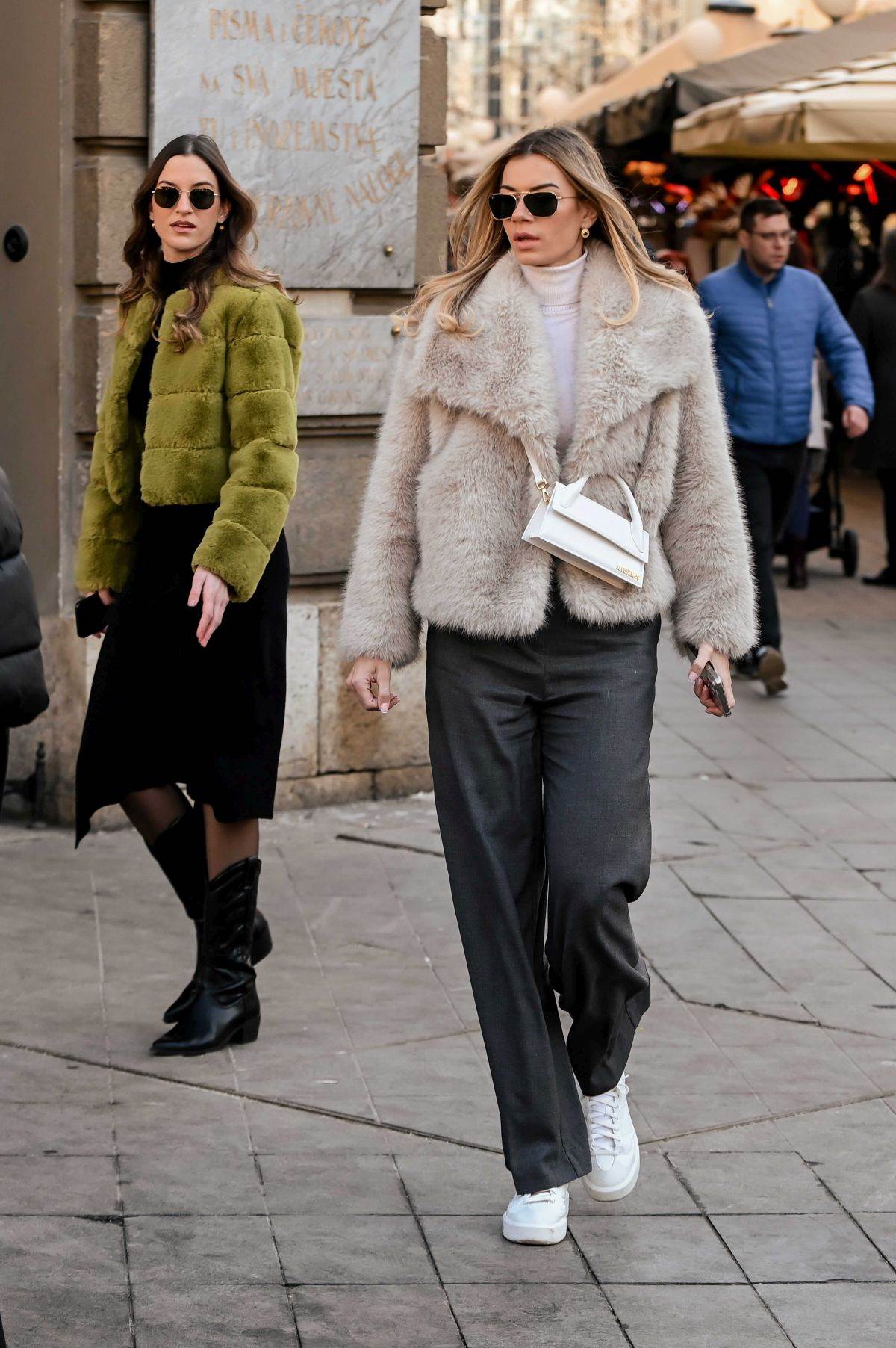 Dama na špici s Balmain torbom i Via Roma čizmama