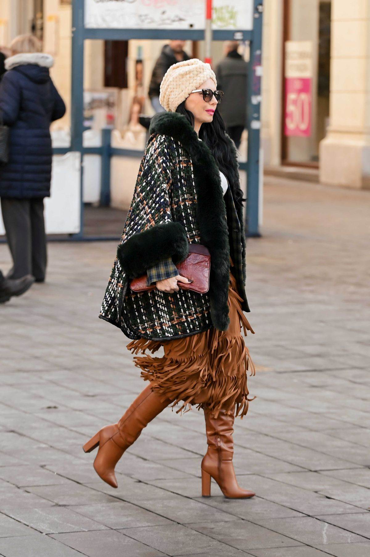 Dama na špici s Balmain torbom i Via Roma čizmama