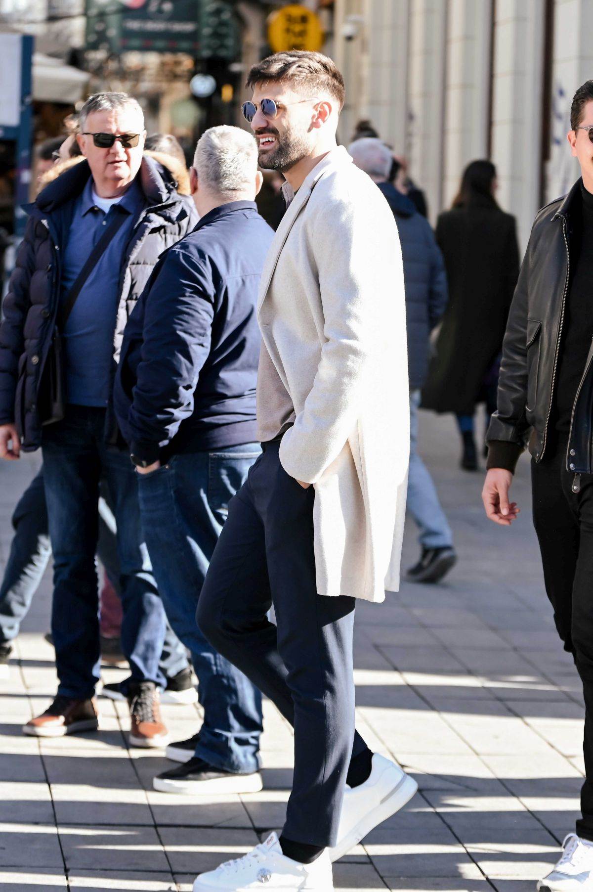 Dama na špici s Balmain torbom i Via Roma čizmama