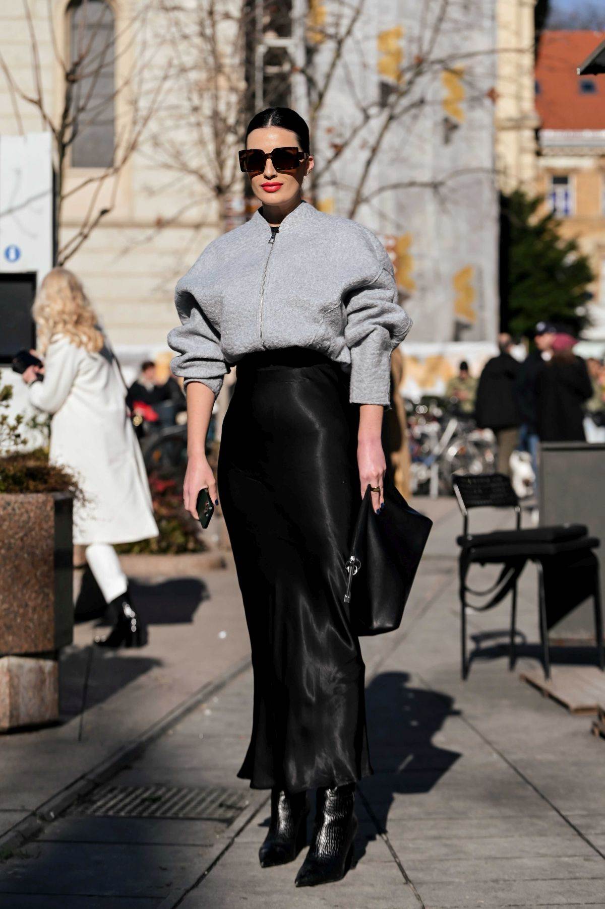 Dama na špici s Balmain torbom i Via Roma čizmama