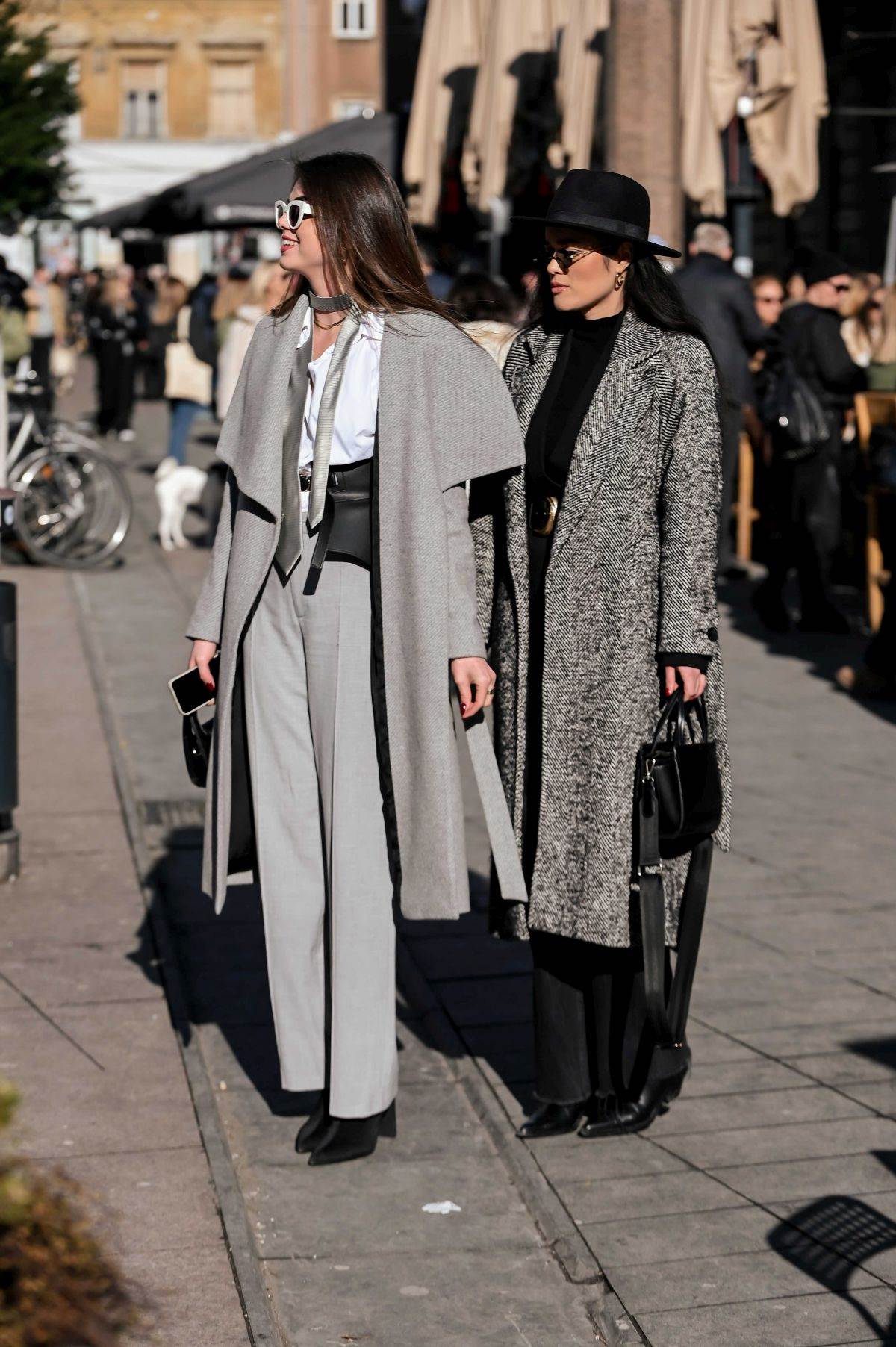 Dama na špici s Balmain torbom i Via Roma čizmama