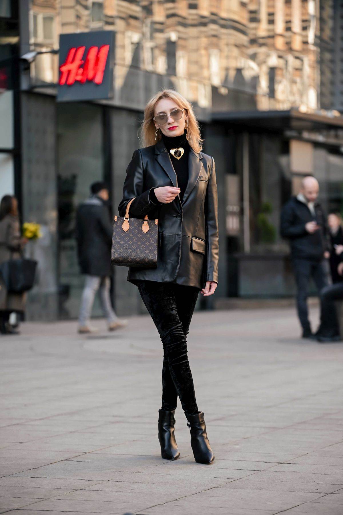 Dama na špici s Balmain torbom i Via Roma čizmama