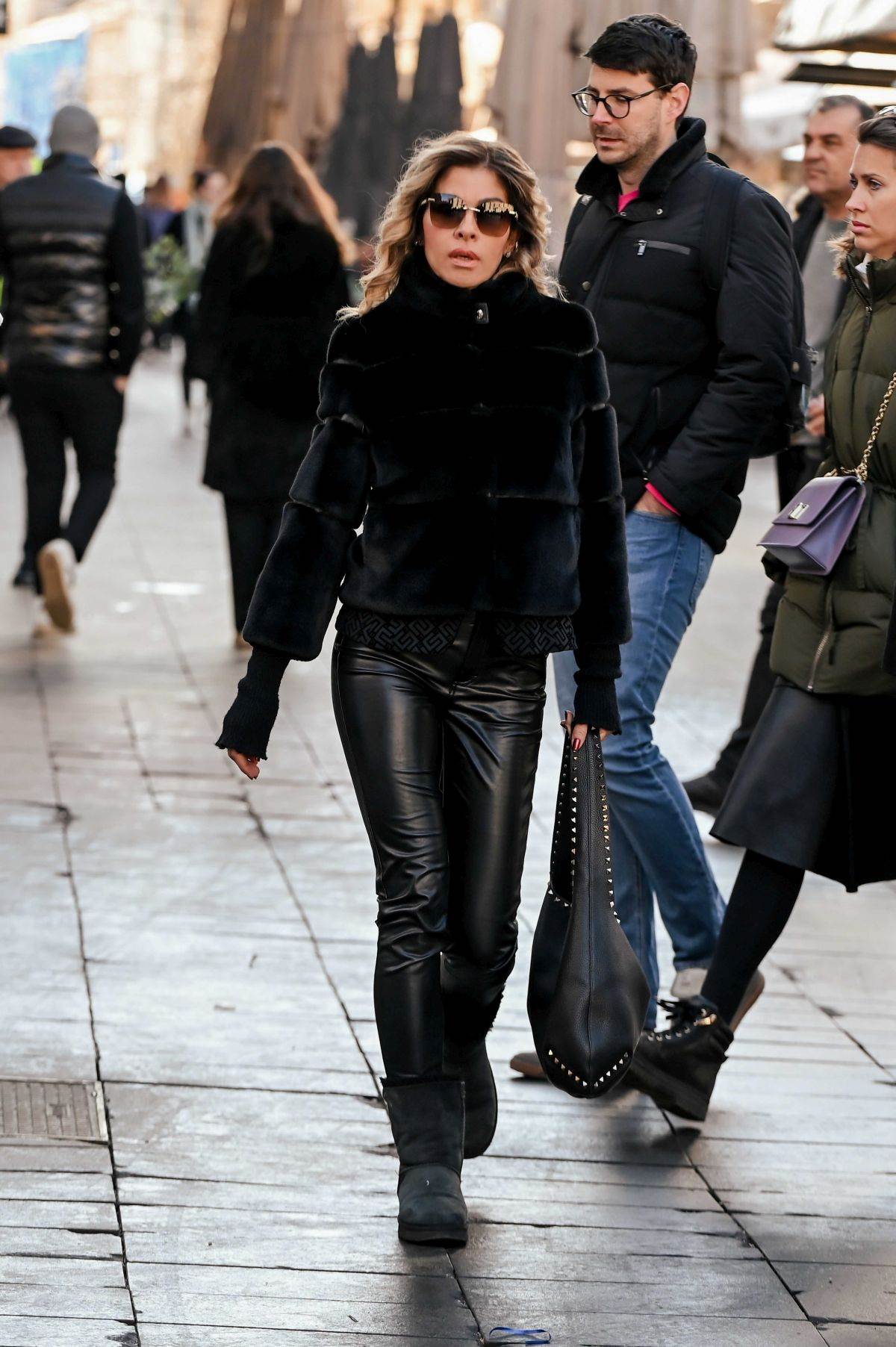 Dama na špici s Balmain torbom i Via Roma čizmama