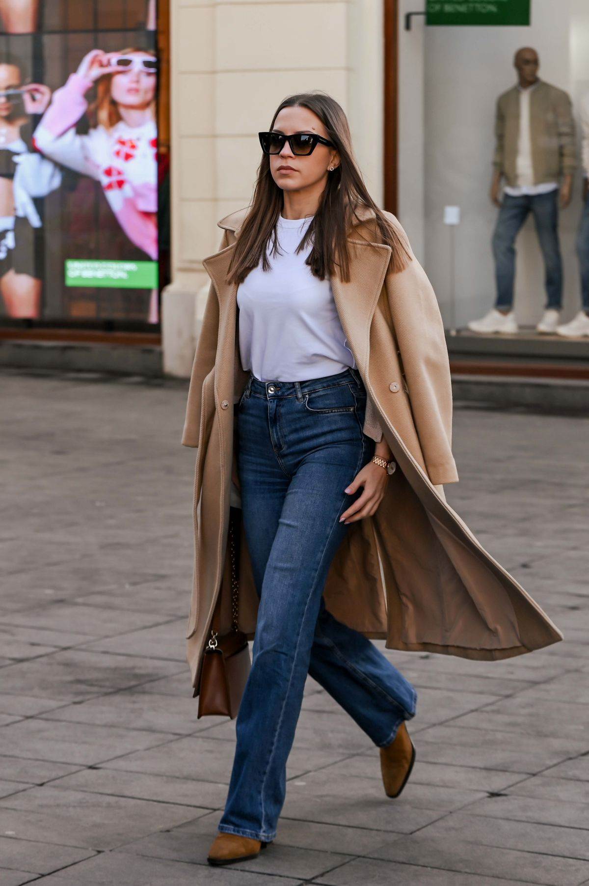 Dama na špici u Ugg papučama